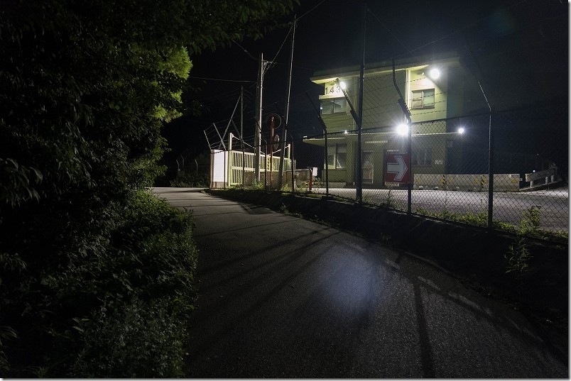 脊振山頂広場 キャンプ場の夜｜基地入口は明るい