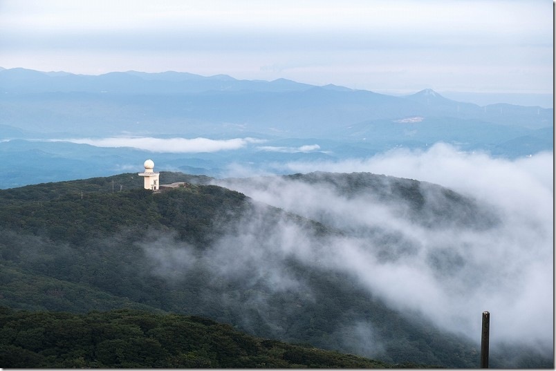 脊振山頂からの絶景｜脊振の峰ずたいにかかる雲