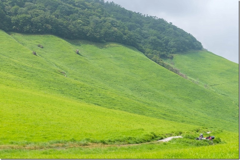 おにぎり山山頂付近|草原に止まるバイク おにぎり山山頂付近|草原に止まるバイク