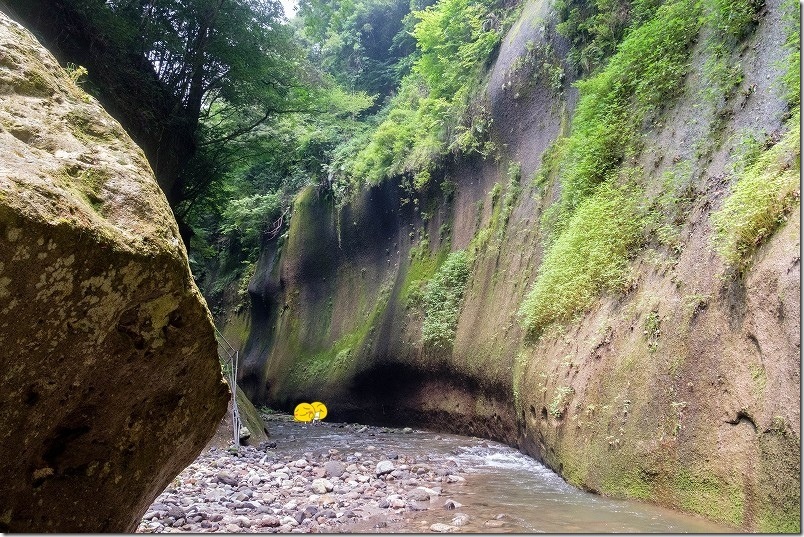 由布川峡谷|標高290mの谷底を川歩き 由布川峡谷|標高290mの谷底を川歩き