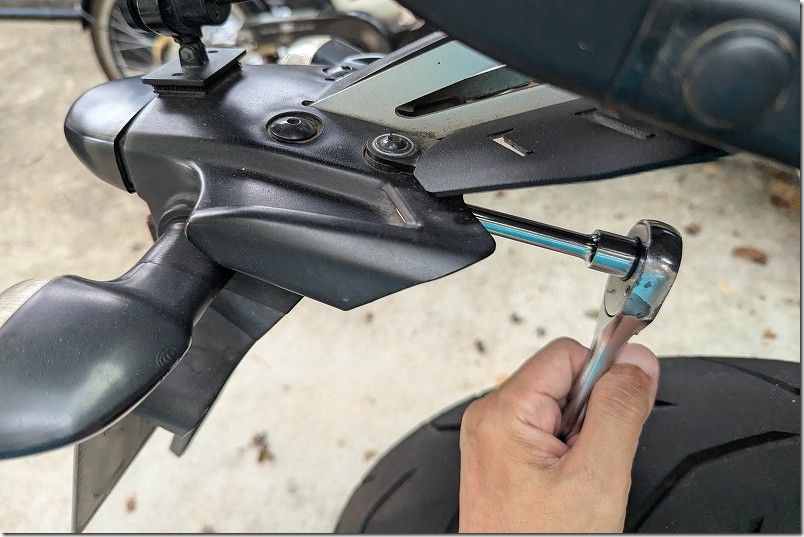 ナンバー灯のケースを外す｜MT-07のナンバー灯の交換手順・交換方法