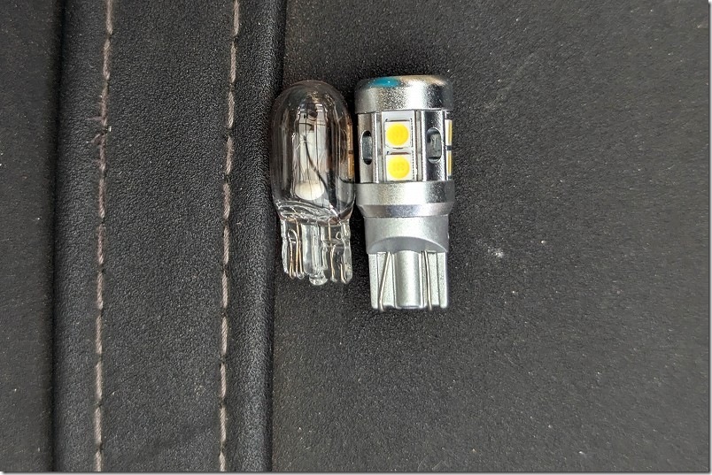 外したT10の白熱バルブと、今回取り付けるLEDバルブの比較