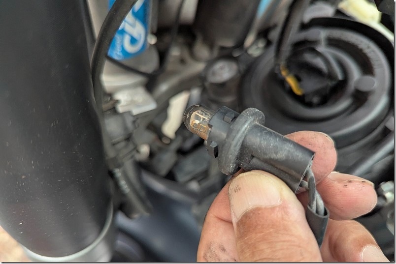 ポジションランプのカプラを外した|MT-07のポジションランプの交換手順・交換方法 ポジションランプのカプラを外した|MT-07のポジションランプの交換手順・交換方法