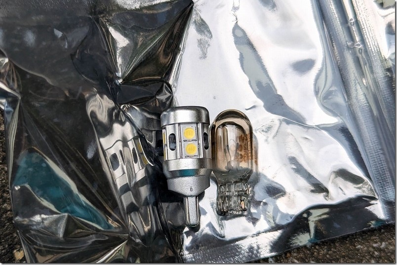 MT-07のT10の白熱バルブと、今回取り付けるLEDバルブ(400lm)の形状を比較 MT-07のT10の白熱バルブと、今回取り付けるLEDバルブ(400lm)の形状を比較