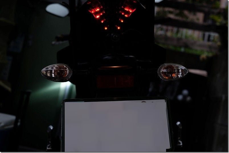 MT-07のナンバー灯を交換前後で比較｜交換前T10 白熱バルブ