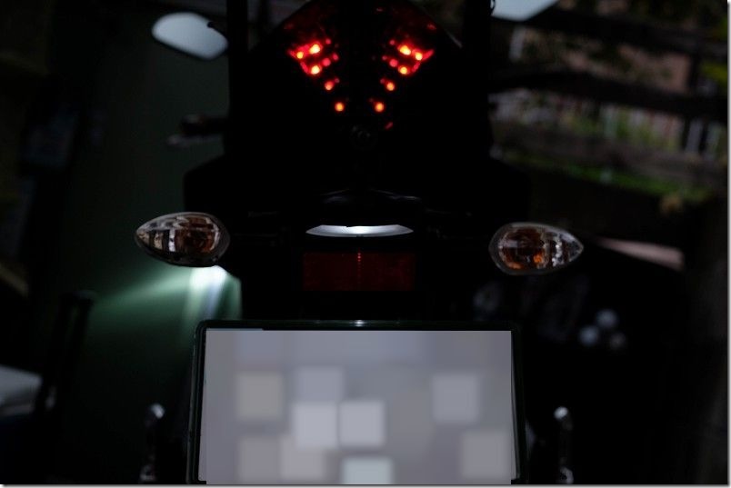 MT-07のナンバー灯を交換前後で比較｜交換後T10 400lm LEDバルブ