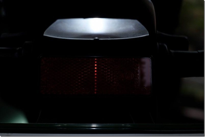MT-07のナンバー灯を交換前後で比較｜交換後T10 400lm LEDバルブ
