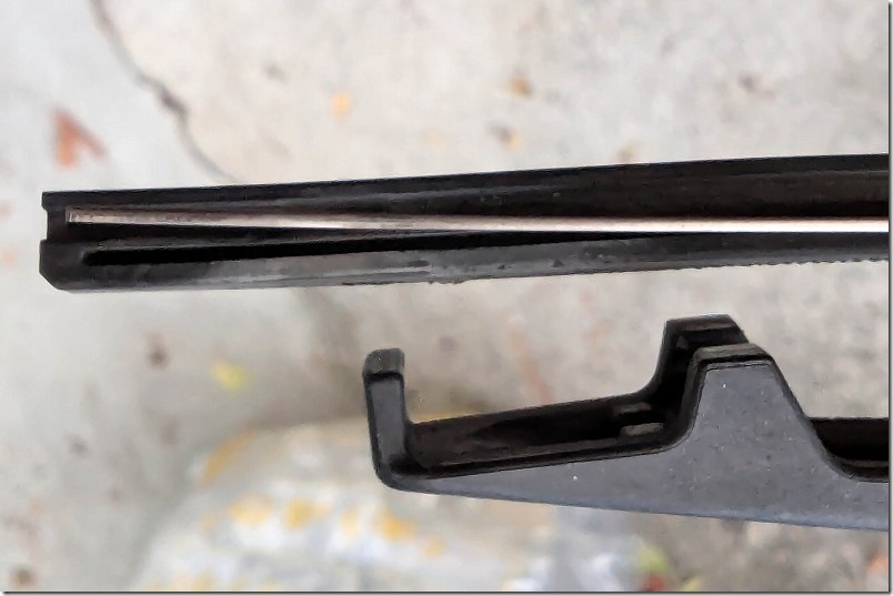 フリード リアワイパー交換手順 リアワイパーのアームを立て 、ブレード端からゴムを曲げてガイドを外し古いゴムを引き抜きます