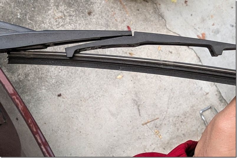 フリード リアワイパー交換手順 リアワイパーのアームを立て 、ブレード端からゴムを曲げてガイドを外し古いゴムを引き抜きます