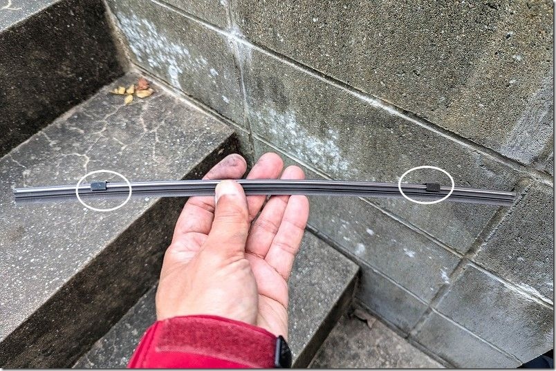フリード リアワイパー交換手順 新しいワイパーゴムは、白丸のガイドは付けたまま、プレートのガイドに斜めに差し込んで通す