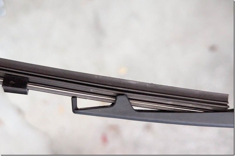 フリード リアワイパー交換手順 新しいワイパーゴムは、白丸のガイドは付けたまま、プレートのガイドに斜めに差し込んで通す