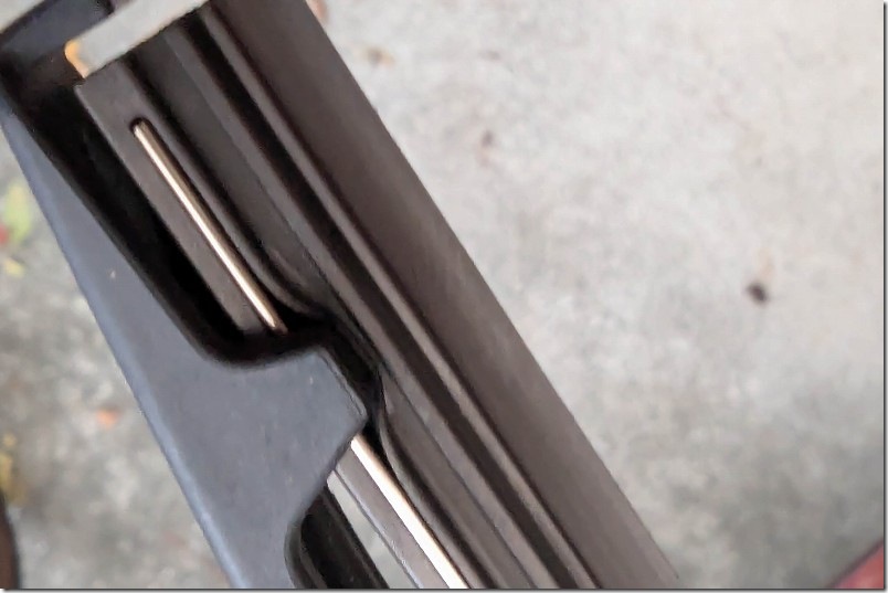 フリード リアワイパー交換手順 ワイパーゴムのゴム部分が写真のように綺麗に嵌ってないこともありえます