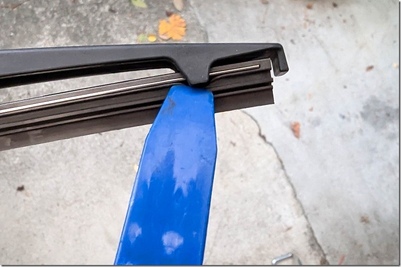 フリード リアワイパー交換手順 ワイパーゴムのゴム部分が写真のように綺麗に嵌ってないこともありえます対応方法