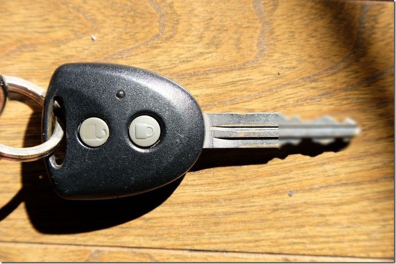 L375S後期 タント「L」の鍵差し込み式リモコンキー ドアの開閉ボタン2個だけ付いた、物理キーと一体式のリモコンキータイプの電池交換