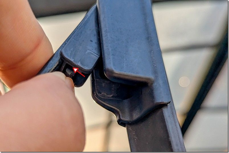 フリードハイブリッド GB7のフロントワイパーゴムを交換 ブレードの取り外し