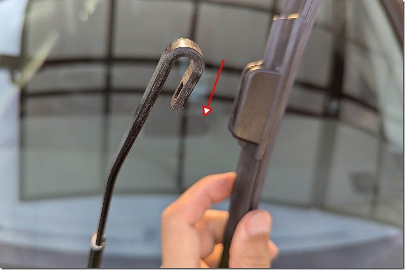 フリードハイブリッド GB7のフロントワイパーゴムを交換 ブレードの取り外しをした所