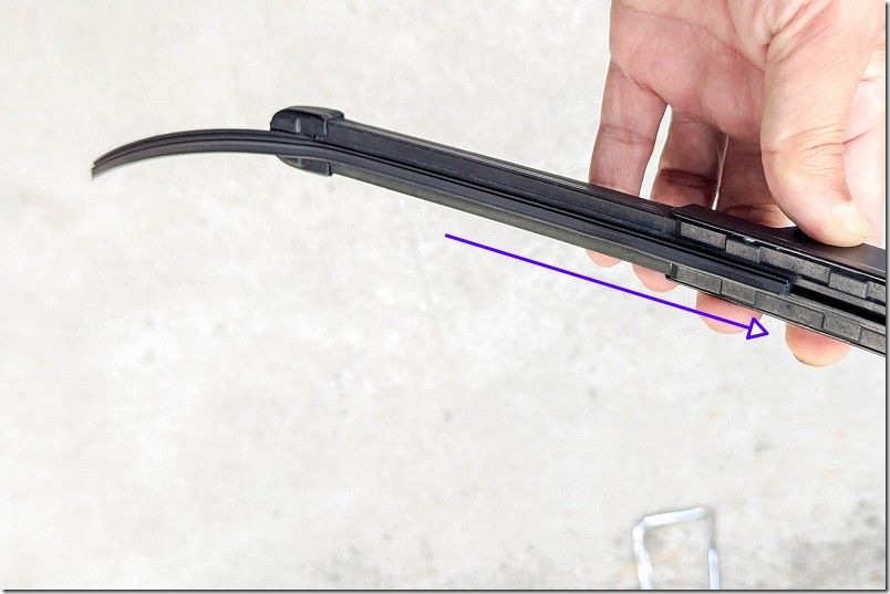 フリードハイブリッド GB7のフロントワイパーゴムを交換 ブレードへワイパーゴムを装着