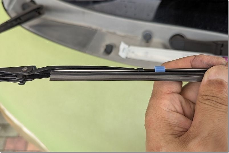 タント L375Sのフロントワイパーゴムを交換｜ゴムの取り付け手順